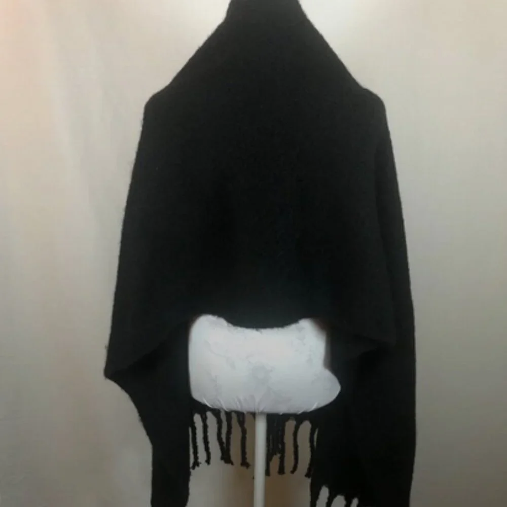 🖤 Steve Madden Black Knit Fringe Shawl w/ Front Pockets — One Size